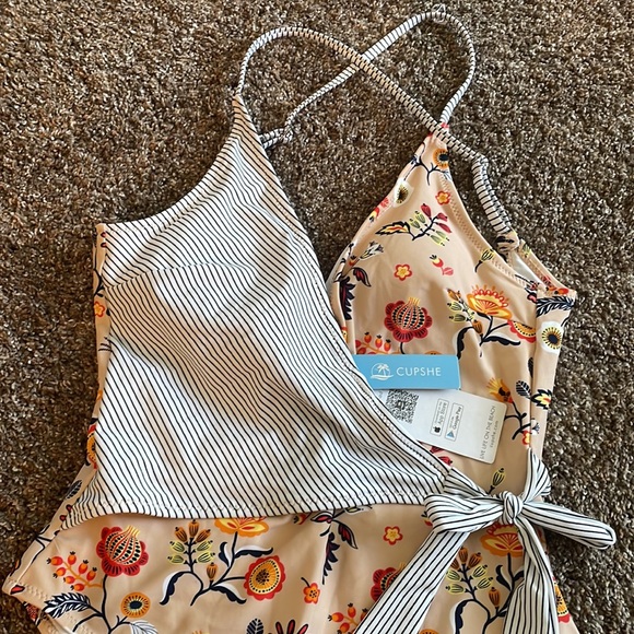Summer is here ..beautiful Cupshe one piece swimsuit. - Picture 2 of 3